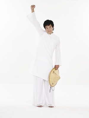 포토 JPG 스튜디오촬영 전신 모델 모자 남자 아시아 외국문화 포즈 실내 표정 한명 누끼 사람 동양인 세로 흰색 전통의상 베트남 베트남문화 아오자이 남자만 남자한명만 국내포토 1 동양문화 전통 잡화 나라 문화 컬러 인종 내부 동남아시아 파일형식