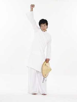 포토 JPG 스튜디오촬영 전신 모델 모자 남자 아시아 외국문화 포즈 실내 표정 한명 누끼 사람 동양인 세로 흰색 전통의상 베트남 베트남문화 아오자이 남자만 남자한명만 국내포토 1 동양문화 전통 잡화 나라 문화 컬러 인종 내부 동남아시아 파일형식