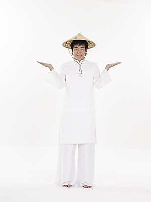 포토 JPG 스튜디오촬영 전신 모델 모자 남자 아시아 외국문화 포즈 실내 표정 한명 누끼 사람 동양인 세로 흰색 전통의상 베트남 베트남문화 아오자이 남자만 남자한명만 국내포토 1 동양문화 전통 잡화 나라 문화 컬러 인종 내부 동남아시아 파일형식