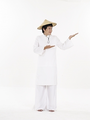 포토 JPG 스튜디오촬영 전신 모델 모자 남자 아시아 외국문화 포즈 실내 표정 한명 누끼 사람 동양인 세로 흰색 전통의상 베트남 베트남문화 아오자이 남자만 남자한명만 국내포토 1 동양문화 전통 잡화 나라 문화 컬러 인종 내부 동남아시아 파일형식