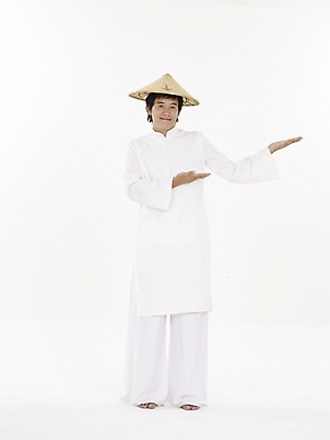 포토 JPG 스튜디오촬영 전신 모델 모자 남자 아시아 외국문화 포즈 실내 표정 한명 누끼 사람 동양인 세로 흰색 전통의상 베트남 베트남문화 아오자이 남자만 남자한명만 국내포토 1 동양문화 전통 잡화 나라 문화 컬러 인종 내부 동남아시아 파일형식