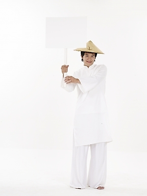 포토 JPG 스튜디오촬영 전신 모델 모자 남자 아시아 외국문화 포즈 실내 표정 한명 누끼 사람 동양인 세로 흰색 전통의상 베트남 베트남문화 아오자이 남자만 남자한명만 국내포토 1 동양문화 전통 잡화 나라 문화 컬러 인종 내부 동남아시아 파일형식