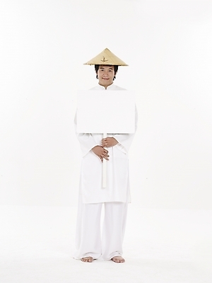 포토 JPG 스튜디오촬영 전신 모델 모자 남자 아시아 외국문화 포즈 실내 표정 한명 누끼 사람 동양인 세로 흰색 전통의상 베트남 베트남문화 아오자이 남자만 남자한명만 국내포토 1 동양문화 전통 잡화 나라 문화 컬러 인종 내부 동남아시아 파일형식