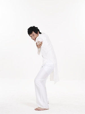 포토 JPG 스튜디오촬영 전신 모델 남자 아시아 외국문화 포즈 실내 표정 한명 누끼 사람 동양인 세로 흰색 전통의상 베트남 베트남문화 아오자이 남자만 남자한명만 국내포토 1 동양문화 전통 나라 문화 컬러 인종 내부 동남아시아 파일형식