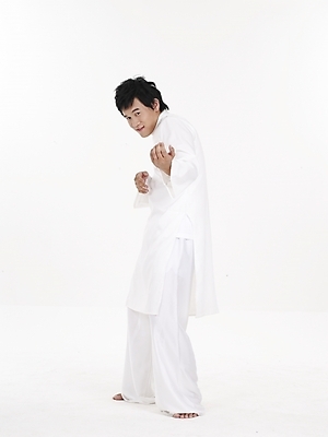 포토 JPG 스튜디오촬영 전신 모델 남자 아시아 외국문화 포즈 실내 표정 한명 누끼 사람 동양인 세로 흰색 전통의상 베트남 베트남문화 아오자이 남자만 남자한명만 국내포토 1 동양문화 전통 나라 문화 컬러 인종 내부 동남아시아 파일형식