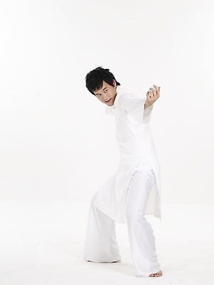 포토 JPG 스튜디오촬영 전신 모델 남자 아시아 외국문화 포즈 실내 표정 한명 누끼 사람 동양인 세로 흰색 전통의상 베트남 베트남문화 아오자이 남자만 남자한명만 국내포토 1 동양문화 전통 나라 문화 컬러 인종 내부 동남아시아 파일형식