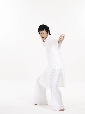 포토 JPG 스튜디오촬영 전신 모델 남자 아시아 외국문화 포즈 실내 표정 한명 누끼 사람 동양인 세로 흰색 전통의상 베트남 베트남문화 아오자이 남자만 남자한명만 국내포토 1 동양문화 전통 나라 문화 컬러 인종 내부 동남아시아 파일형식