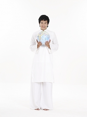 포토 JPG 스튜디오촬영 전신 모델 남자 아시아 외국문화 포즈 실내 표정 한명 누끼 사람 동양인 세로 지구본 흰색 전통의상 베트남 베트남문화 아오자이 남자만 남자한명만 국내포토 1 동양문화 전통 나라 문화 컬러 인종 내부 동남아시아 파일형식