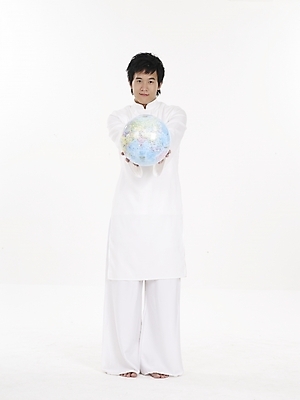 포토 JPG 스튜디오촬영 전신 모델 남자 아시아 외국문화 포즈 실내 표정 한명 누끼 사람 동양인 세로 지구본 흰색 전통의상 베트남 베트남문화 아오자이 남자만 남자한명만 국내포토 1 동양문화 전통 나라 문화 컬러 인종 내부 동남아시아 파일형식