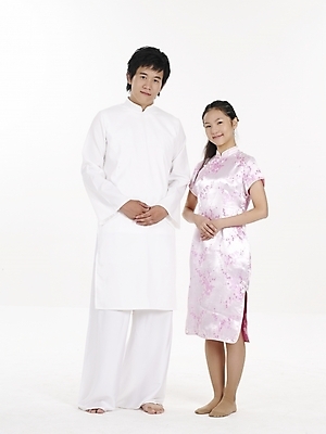 포토 JPG 스튜디오촬영 전신 모델 여자 남자 아시아 외국문화 포즈 실내 표정 누끼 사람 동양인 두명 세로 중국 흰색 전통의상 치파오 베트남 베트남문화 아오자이 국내포토 동양문화 전통 나라 문화 컬러 인종 내부 동남아시아 파일형식