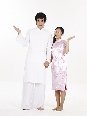 포토 JPG 스튜디오촬영 전신 모델 여자 남자 아시아 외국문화 포즈 실내 표정 누끼 사람 동양인 두명 세로 중국 흰색 전통의상 치파오 베트남 베트남문화 아오자이 국내포토 동양문화 전통 나라 문화 컬러 인종 내부 동남아시아 파일형식