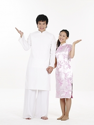 포토 JPG 스튜디오촬영 전신 모델 여자 남자 아시아 외국문화 포즈 실내 표정 누끼 사람 동양인 두명 세로 중국 흰색 전통의상 치파오 베트남 베트남문화 아오자이 국내포토 동양문화 전통 나라 문화 컬러 인종 내부 동남아시아 파일형식