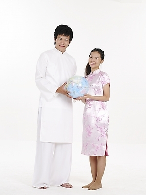 포토 JPG 스튜디오촬영 전신 모델 여자 남자 아시아 외국문화 포즈 실내 표정 누끼 사람 동양인 두명 세로 지구본 중국 흰색 전통의상 치파오 베트남 베트남문화 아오자이 국내포토 동양문화 전통 나라 문화 컬러 인종 내부 동남아시아 파일형식