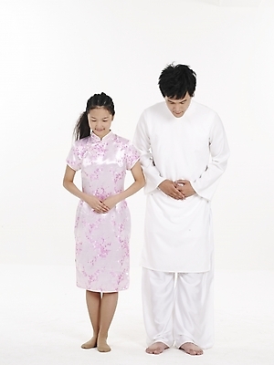 포토 JPG 스튜디오촬영 전신 모델 여자 남자 아시아 외국문화 포즈 실내 표정 누끼 사람 동양인 두명 세로 중국 흰색 인사 전통의상 치파오 베트남 베트남문화 아오자이 국내포토 동양문화 전통 나라 문화 컬러 인종 내부 동남아시아 예절 파일형식