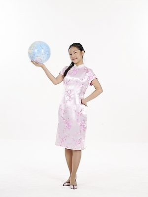 포토 JPG 스튜디오촬영 전신 모델 여자 아시아 외국문화 포즈 중국문화 실내 표정 한명 누끼 사람 동양인 세로 지구본 중국 흰색 전통의상 치파오 여자만 여자한명만 국내포토 1 동양문화 전통 나라 문화 컬러 인종 내부 파일형식