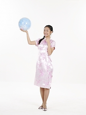 포토 JPG 스튜디오촬영 전신 모델 여자 아시아 외국문화 포즈 중국문화 실내 표정 한명 누끼 사람 동양인 세로 지구본 중국 흰색 전통의상 치파오 여자만 여자한명만 국내포토 1 동양문화 전통 나라 문화 컬러 인종 내부 파일형식