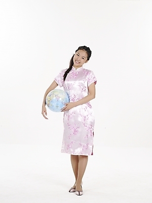 포토 JPG 스튜디오촬영 전신 모델 여자 아시아 외국문화 포즈 중국문화 실내 표정 한명 누끼 사람 동양인 세로 지구본 중국 흰색 전통의상 치파오 여자만 여자한명만 국내포토 1 동양문화 전통 나라 문화 컬러 인종 내부 파일형식