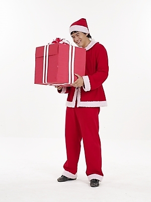 포토 JPG 스튜디오촬영 전신 모델 기념일 남자 포즈 크리스마스 산타모자 산타옷 실내 표정 선물 한명 누끼 사람 20대 성인 빨간색 세로 선물상자 청춘 산타클로스 한국인 남자만 남자한명만 성인남자만 청년만 청년남자만 청년남자한명만 성인한명만 성인남자한명만 성인만 국내포토 모자_잡화 1 옷 컬러 컨셉 동양인 이벤트 청년 내부 상자 파일형식