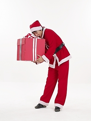 포토 JPG 스튜디오촬영 전신 모델 기념일 남자 포즈 크리스마스 산타모자 산타옷 실내 표정 선물 한명 누끼 사람 20대 성인 빨간색 세로 선물상자 청춘 산타클로스 한국인 남자만 남자한명만 성인남자만 청년만 청년남자만 청년남자한명만 성인한명만 성인남자한명만 성인만 국내포토 모자_잡화 1 옷 컬러 컨셉 동양인 이벤트 청년 내부 상자 파일형식