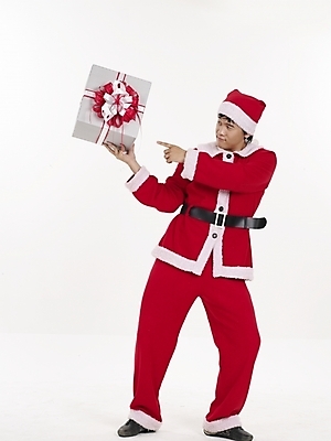 포토 JPG 스튜디오촬영 전신 모델 기념일 남자 포즈 크리스마스 산타모자 산타옷 실내 표정 선물 한명 누끼 사람 20대 성인 빨간색 세로 선물상자 청춘 산타클로스 한국인 남자만 남자한명만 성인남자만 청년만 청년남자만 청년남자한명만 성인한명만 성인남자한명만 성인만 국내포토 모자_잡화 1 옷 컬러 컨셉 동양인 이벤트 청년 내부 상자 파일형식