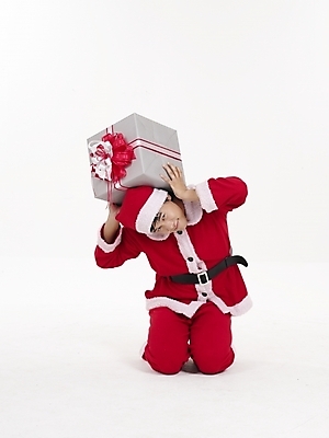 포토 JPG 스튜디오촬영 전신 모델 기념일 남자 포즈 크리스마스 산타모자 산타옷 실내 표정 선물 한명 누끼 사람 20대 성인 빨간색 세로 선물상자 청춘 산타클로스 한국인 남자만 남자한명만 성인남자만 청년만 청년남자만 청년남자한명만 성인한명만 성인남자한명만 성인만 국내포토 모자_잡화 1 옷 컬러 컨셉 동양인 이벤트 청년 내부 상자 파일형식