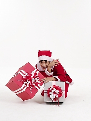 포토 JPG 스튜디오촬영 전신 모델 기념일 남자 포즈 크리스마스 산타모자 산타옷 실내 표정 선물 한명 누끼 사람 20대 성인 빨간색 세로 선물상자 청춘 산타클로스 한국인 남자만 남자한명만 성인남자만 청년만 청년남자만 청년남자한명만 성인한명만 성인남자한명만 성인만 국내포토 모자_잡화 1 옷 컬러 컨셉 동양인 이벤트 청년 내부 상자 파일형식