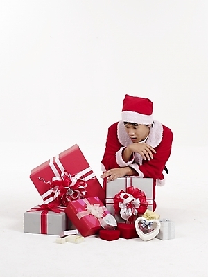 포토 JPG 스튜디오촬영 전신 모델 기념일 남자 포즈 크리스마스 산타모자 산타옷 실내 표정 선물 한명 누끼 사람 20대 성인 빨간색 세로 선물상자 청춘 산타클로스 한국인 남자만 남자한명만 성인남자만 청년만 청년남자만 청년남자한명만 성인한명만 성인남자한명만 성인만 국내포토 모자_잡화 1 옷 컬러 컨셉 동양인 이벤트 청년 내부 상자 파일형식