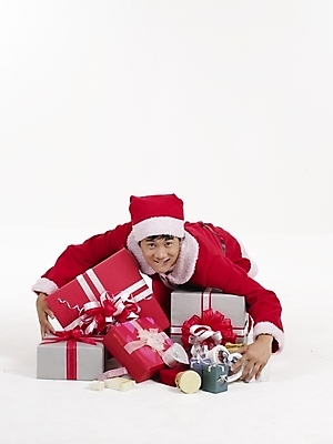 포토 JPG 스튜디오촬영 전신 모델 기념일 남자 포즈 크리스마스 산타모자 산타옷 실내 표정 선물 한명 누끼 사람 20대 성인 빨간색 세로 선물상자 청춘 산타클로스 한국인 남자만 남자한명만 성인남자만 청년만 청년남자만 청년남자한명만 성인한명만 성인남자한명만 성인만 국내포토 모자_잡화 1 옷 컬러 컨셉 동양인 이벤트 청년 내부 상자 파일형식