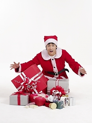 포토 JPG 스튜디오촬영 전신 모델 기념일 남자 포즈 크리스마스 산타모자 산타옷 실내 표정 선물 한명 누끼 사람 20대 성인 빨간색 세로 선물상자 청춘 산타클로스 한국인 남자만 남자한명만 성인남자만 청년만 청년남자만 청년남자한명만 성인한명만 성인남자한명만 성인만 국내포토 모자_잡화 1 옷 컬러 컨셉 동양인 이벤트 청년 내부 상자 파일형식