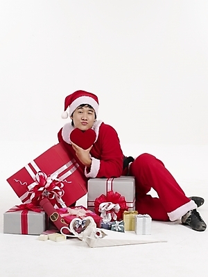 포토 JPG 스튜디오촬영 전신 모델 기념일 남자 포즈 크리스마스 산타모자 산타옷 실내 표정 선물 한명 누끼 사람 20대 성인 빨간색 세로 선물상자 청춘 산타클로스 한국인 하트 남자만 남자한명만 성인남자만 청년만 청년남자만 청년남자한명만 성인한명만 성인남자한명만 성인만 국내포토 모양 모자_잡화 1 옷 컬러 컨셉 동양인 이벤트 청년 내부 상자 파일형식