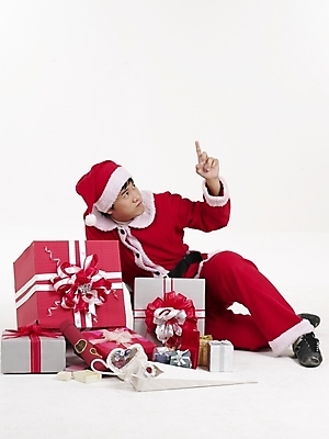 포토 JPG 스튜디오촬영 전신 모델 기념일 남자 포즈 크리스마스 산타모자 산타옷 실내 표정 선물 한명 누끼 사람 20대 성인 빨간색 세로 선물상자 청춘 산타클로스 한국인 남자만 남자한명만 성인남자만 청년만 청년남자만 청년남자한명만 성인한명만 성인남자한명만 성인만 국내포토 모자_잡화 1 옷 컬러 컨셉 동양인 이벤트 청년 내부 상자 파일형식