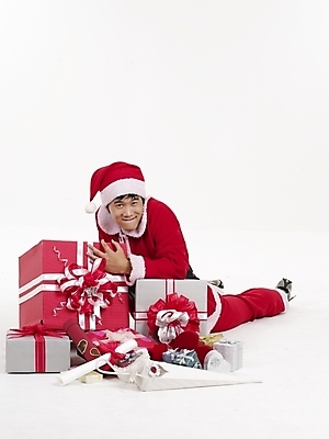 포토 JPG 스튜디오촬영 전신 모델 기념일 남자 포즈 크리스마스 산타모자 산타옷 실내 표정 선물 한명 누끼 사람 20대 성인 빨간색 세로 선물상자 청춘 산타클로스 한국인 남자만 남자한명만 성인남자만 청년만 청년남자만 청년남자한명만 성인한명만 성인남자한명만 성인만 국내포토 모자_잡화 1 옷 컬러 컨셉 동양인 이벤트 청년 내부 상자 파일형식