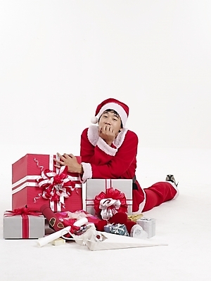포토 JPG 스튜디오촬영 전신 모델 기념일 남자 포즈 크리스마스 산타모자 산타옷 실내 표정 선물 한명 누끼 사람 20대 성인 빨간색 세로 선물상자 청춘 산타클로스 한국인 남자만 남자한명만 성인남자만 청년만 청년남자만 청년남자한명만 성인한명만 성인남자한명만 성인만 국내포토 모자_잡화 1 옷 컬러 컨셉 동양인 이벤트 청년 내부 상자 파일형식
