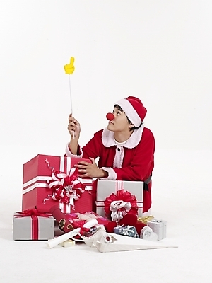 포토 JPG 스튜디오촬영 전신 모델 기념일 남자 포즈 크리스마스 산타모자 산타옷 실내 표정 선물 한명 누끼 사람 20대 성인 빨간색 세로 선물상자 청춘 산타클로스 한국인 빨간코 사슴코 남자만 남자한명만 성인남자만 청년만 청년남자만 청년남자한명만 성인한명만 성인남자한명만 성인만 국내포토 모자_잡화 1 옷 컬러 컨셉 동양인 이벤트 청년 내부 상자 파일형식