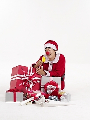 포토 JPG 스튜디오촬영 전신 모델 기념일 남자 포즈 크리스마스 산타모자 산타옷 실내 표정 선물 한명 누끼 사람 20대 성인 빨간색 세로 선물상자 청춘 산타클로스 한국인 빨간코 사슴코 남자만 남자한명만 성인남자만 청년만 청년남자만 청년남자한명만 성인한명만 성인남자한명만 성인만 국내포토 모자_잡화 1 옷 컬러 컨셉 동양인 이벤트 청년 내부 상자 파일형식