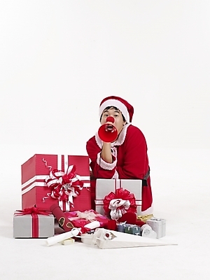 포토 JPG 스튜디오촬영 전신 모델 기념일 남자 포즈 크리스마스 산타모자 산타옷 실내 표정 선물 한명 누끼 사람 20대 성인 빨간색 세로 선물상자 청춘 산타클로스 한국인 빨간코 사슴코 남자만 남자한명만 성인남자만 청년만 청년남자만 청년남자한명만 성인한명만 성인남자한명만 성인만 국내포토 모자_잡화 1 옷 컬러 컨셉 동양인 이벤트 청년 내부 상자 파일형식