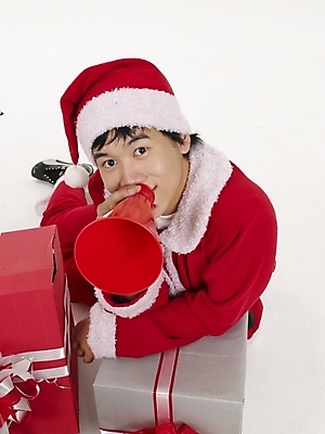 포토 JPG 스튜디오촬영 전신 모델 기념일 남자 포즈 크리스마스 산타모자 산타옷 실내 표정 선물 한명 사람 20대 성인 빨간색 세로 선물상자 청춘 하이앵글 산타클로스 한국인 남자만 남자한명만 성인남자만 청년만 청년남자만 청년남자한명만 성인한명만 성인남자한명만 성인만 국내포토 모자_잡화 1 옷 뷰포인트 컬러 컨셉 동양인 이벤트 청년 내부 상자 파일형식