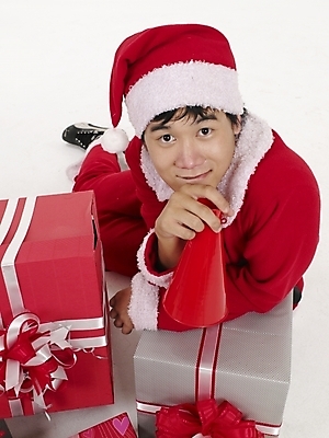포토 JPG 스튜디오촬영 전신 모델 기념일 남자 포즈 크리스마스 산타모자 산타옷 실내 표정 선물 한명 사람 20대 성인 빨간색 세로 선물상자 청춘 하이앵글 산타클로스 한국인 남자만 남자한명만 성인남자만 청년만 청년남자만 청년남자한명만 성인한명만 성인남자한명만 성인만 국내포토 모자_잡화 1 옷 뷰포인트 컬러 컨셉 동양인 이벤트 청년 내부 상자 파일형식