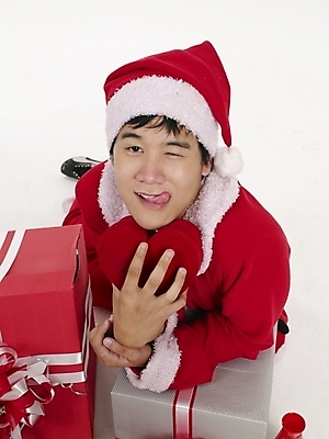 포토 JPG 스튜디오촬영 전신 모델 기념일 남자 포즈 크리스마스 산타모자 산타옷 실내 표정 선물 한명 사람 20대 성인 빨간색 세로 선물상자 청춘 하이앵글 산타클로스 한국인 하트 남자만 남자한명만 성인남자만 청년만 청년남자만 청년남자한명만 성인한명만 성인남자한명만 성인만 국내포토 모양 모자_잡화 1 옷 뷰포인트 컬러 컨셉 동양인 이벤트 청년 내부 상자 파일형식