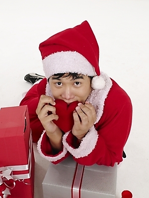 포토 JPG 스튜디오촬영 전신 모델 기념일 남자 포즈 크리스마스 산타모자 산타옷 실내 표정 선물 한명 사람 20대 성인 빨간색 세로 선물상자 청춘 하이앵글 산타클로스 한국인 하트 남자만 남자한명만 성인남자만 청년만 청년남자만 청년남자한명만 성인한명만 성인남자한명만 성인만 국내포토 모양 모자_잡화 1 옷 뷰포인트 컬러 컨셉 동양인 이벤트 청년 내부 상자 파일형식