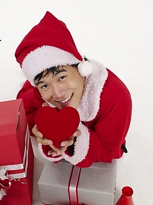 포토 JPG 스튜디오촬영 전신 모델 기념일 남자 포즈 크리스마스 산타모자 산타옷 실내 표정 선물 한명 사람 20대 성인 빨간색 세로 선물상자 청춘 하이앵글 산타클로스 한국인 하트 남자만 남자한명만 성인남자만 청년만 청년남자만 청년남자한명만 성인한명만 성인남자한명만 성인만 국내포토 모양 모자_잡화 1 옷 뷰포인트 컬러 컨셉 동양인 이벤트 청년 내부 상자 파일형식