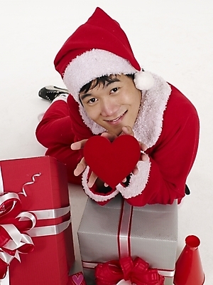 포토 JPG 스튜디오촬영 전신 모델 기념일 남자 포즈 크리스마스 산타모자 산타옷 실내 표정 선물 한명 사람 20대 성인 빨간색 세로 선물상자 청춘 하이앵글 산타클로스 한국인 하트 남자만 남자한명만 성인남자만 청년만 청년남자만 청년남자한명만 성인한명만 성인남자한명만 성인만 국내포토 모양 모자_잡화 1 옷 뷰포인트 컬러 컨셉 동양인 이벤트 청년 내부 상자 파일형식