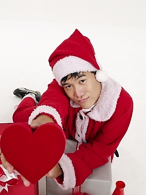 포토 JPG 스튜디오촬영 전신 모델 기념일 남자 포즈 크리스마스 산타모자 산타옷 실내 표정 선물 한명 사람 20대 성인 빨간색 세로 선물상자 청춘 하이앵글 산타클로스 한국인 하트 남자만 남자한명만 성인남자만 청년만 청년남자만 청년남자한명만 성인한명만 성인남자한명만 성인만 국내포토 모양 모자_잡화 1 옷 뷰포인트 컬러 컨셉 동양인 이벤트 청년 내부 상자 파일형식
