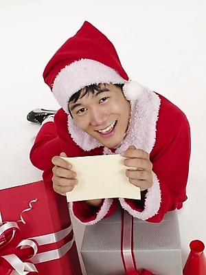 포토 JPG 스튜디오촬영 전신 모델 기념일 남자 포즈 크리스마스 산타모자 산타옷 실내 표정 선물 한명 사람 20대 성인 빨간색 세로 선물상자 청춘 하이앵글 산타클로스 한국인 남자만 남자한명만 성인남자만 청년만 청년남자만 청년남자한명만 성인한명만 성인남자한명만 성인만 국내포토 모자_잡화 1 옷 뷰포인트 컬러 컨셉 동양인 이벤트 청년 내부 상자 파일형식