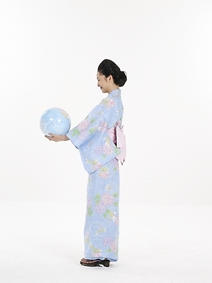 포토 JPG 스튜디오촬영 전신 모델 여자 아시아 외국문화 포즈 일본문화 실내 표정 한명 누끼 사람 동양인 세로 지구본 일본 전통의상 기모노 여자만 여자한명만 국내포토 1 동양문화 전통 나라 문화 인종 내부 일본전통의상 파일형식