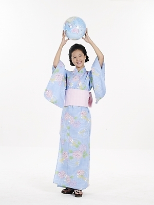 포토 JPG 스튜디오촬영 모델 여자 외국문화 포즈 일본문화 실내 한명 누끼 사람 세로 지구본 전통의상 기모노 여자만 여자한명만 국내포토 1 동양문화 전통 문화 내부 일본전통의상 파일형식