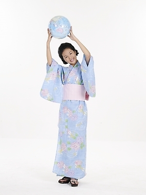 포토 JPG 스튜디오촬영 전신 모델 여자 아시아 외국문화 포즈 일본문화 실내 표정 한명 누끼 사람 동양인 세로 지구본 일본 전통의상 기모노 여자만 여자한명만 국내포토 1 동양문화 전통 나라 문화 인종 내부 일본전통의상 파일형식