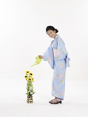 포토 JPG 스튜디오촬영 전신 모델 여자 꽃 아시아 화분 외국문화 포즈 일본문화 실내 표정 한명 누끼 사람 동양인 세로 일본 물뿌리개 전통의상 기모노 여자만 여자한명만 국내포토 식물 1 동양문화 전통 나라 문화 인종 내부 일본전통의상 파일형식