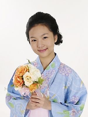 포토 JPG 스튜디오촬영 모델 여자 꽃 아시아 꽃다발 외국문화 포즈 일본문화 실내 표정 한명 누끼 사람 동양인 상반신 세로 일본 전통의상 기모노 여자만 여자한명만 국내포토 식물 1 동양문화 전통 나라 문화 인종 내부 일본전통의상 파일형식