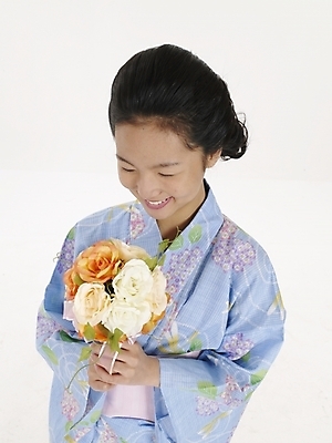 포토 JPG 스튜디오촬영 모델 여자 꽃 아시아 꽃다발 외국문화 포즈 일본문화 실내 표정 한명 누끼 사람 동양인 상반신 세로 일본 전통의상 기모노 여자만 여자한명만 국내포토 식물 1 동양문화 전통 나라 문화 인종 내부 일본전통의상 파일형식